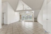 01_Wohnzimmer - Exklusive 3.5-Zimmer-Dachwohnung mit Wintergarten – Modernes Wohnen in Baar (ZG)