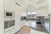 02_Küche - Exklusive 3.5-Zimmer-Dachwohnung mit Wintergarten – Modernes Wohnen in Baar (ZG)