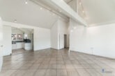 03_Wohnzimmer - Exklusive 3.5-Zimmer-Dachwohnung mit Wintergarten – Modernes Wohnen in Baar (ZG)