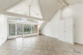 04_Wohnzimmer - Exklusive 3.5-Zimmer-Dachwohnung mit Wintergarten – Modernes Wohnen in Baar (ZG)