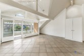 05_Wohnzimmer - Exklusive 3.5-Zimmer-Dachwohnung mit Wintergarten – Modernes Wohnen in Baar (ZG)